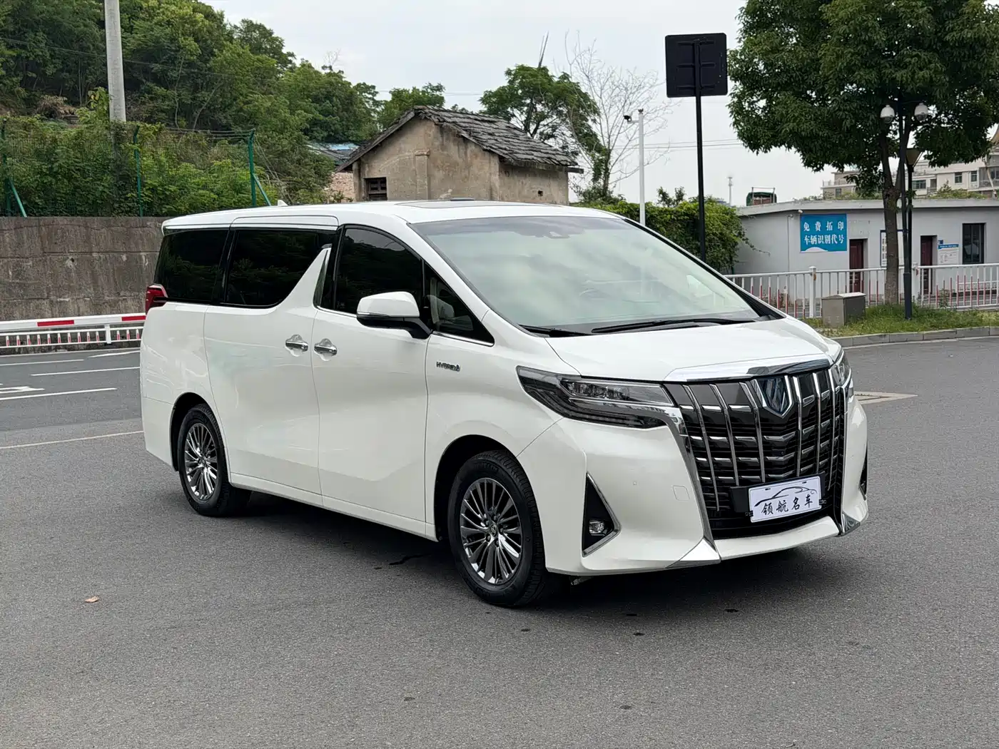 Toyota Alphard 2020 Hybrid 2.5L Premium Edition фото 3