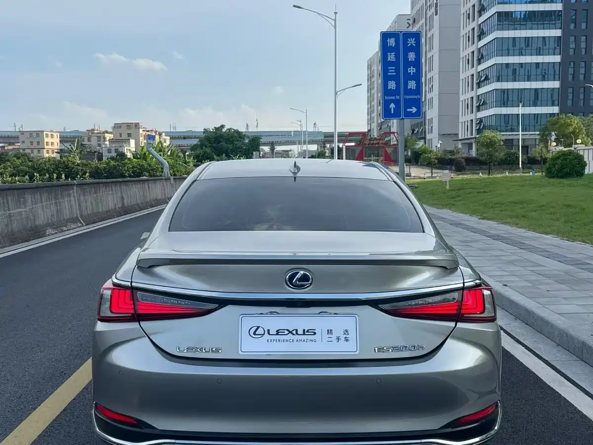 Photo 7 - Lexus ES