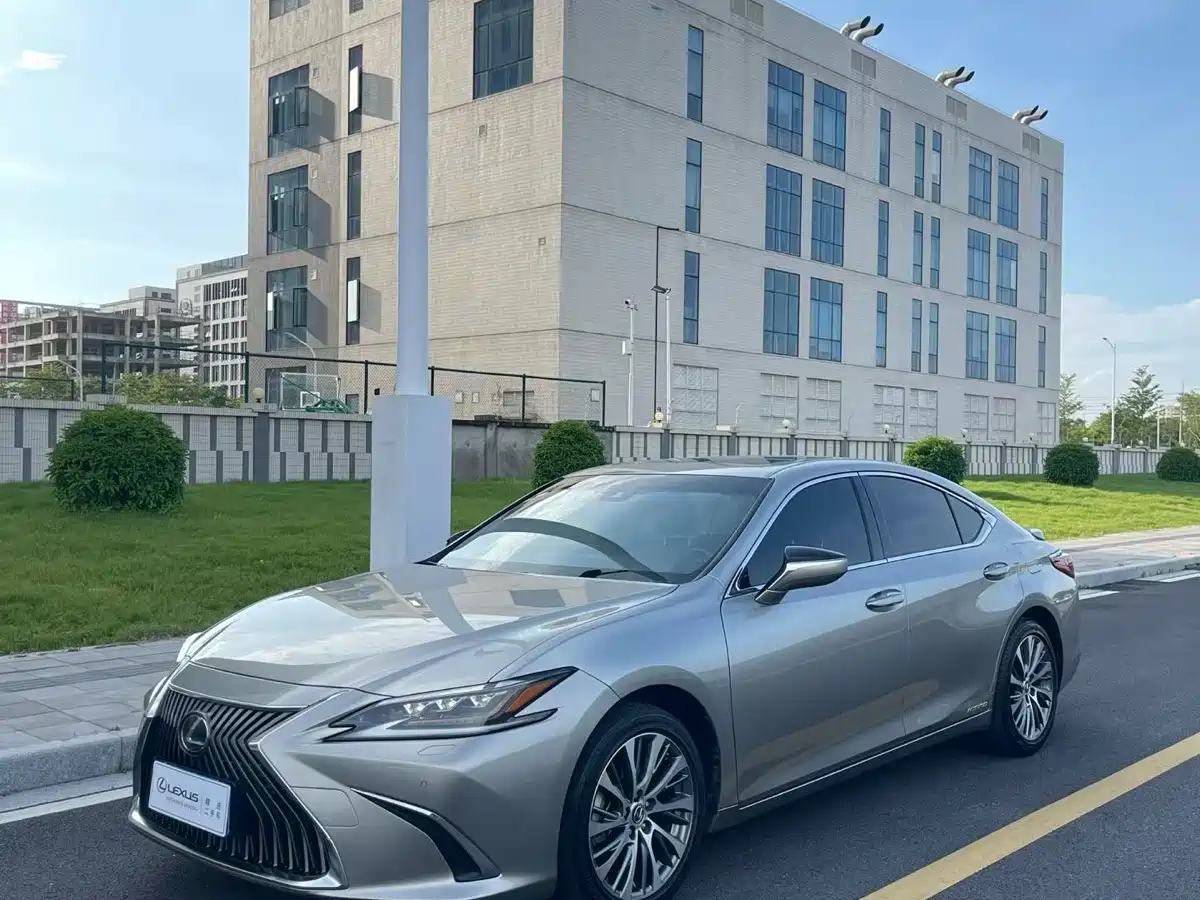 Photo 1 - Lexus ES