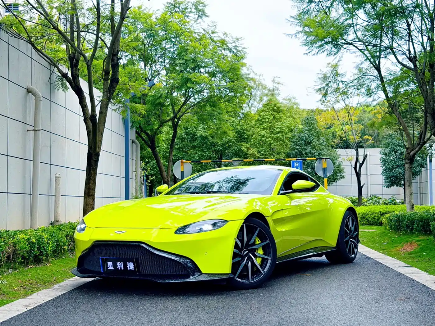 Aston Martin V8 Vantage 2019 2018 4.0T V8 Coupe