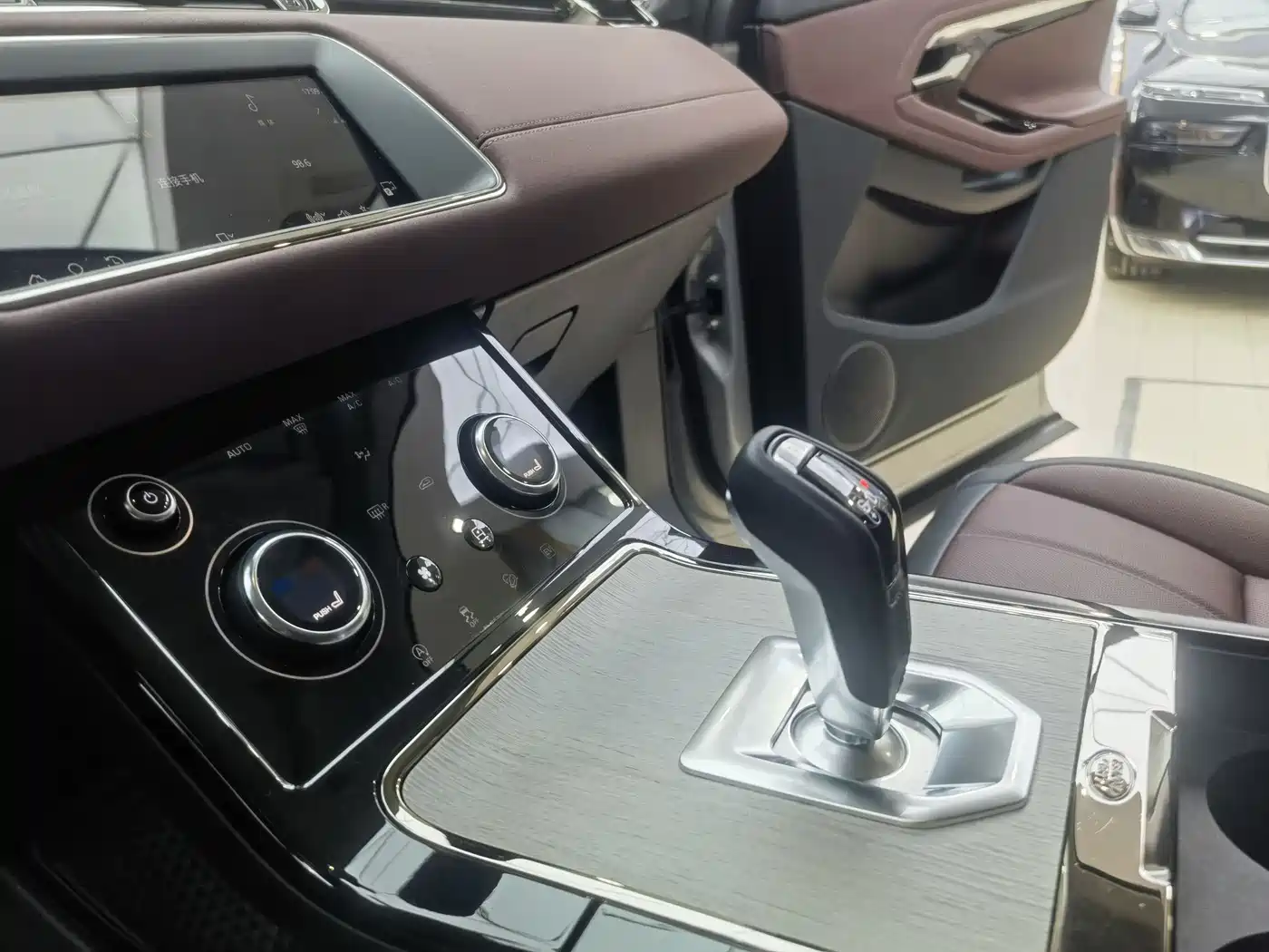 LAND ROVER RANGE ROVER AURORA NEW ENERGY