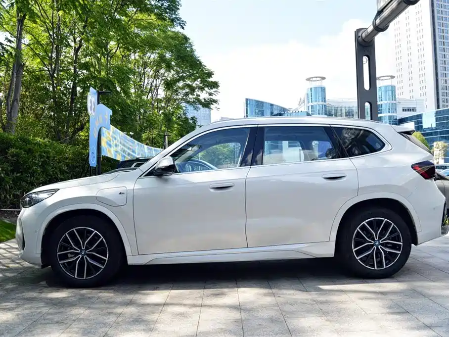 BMW iX1 2025