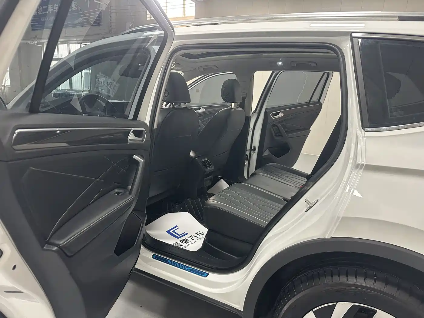 Photo 12 - Volkswagen Tiguan L