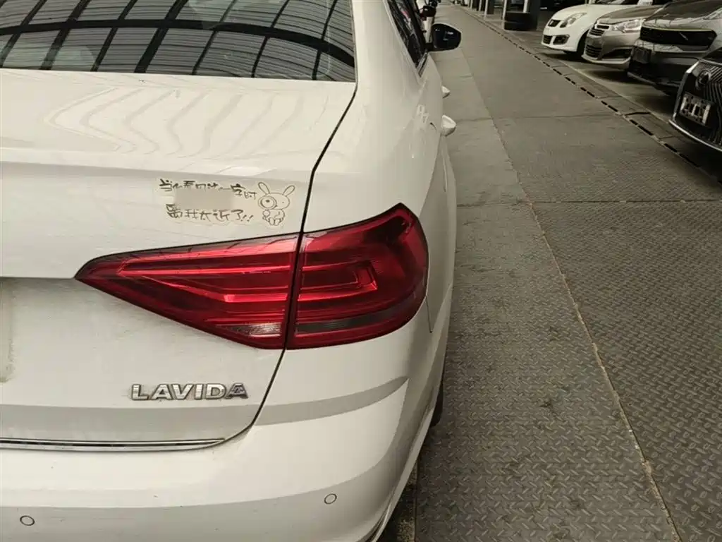 Volkswagen Lavida 2017 1.6L Automatic Comfort Edition фото 8
