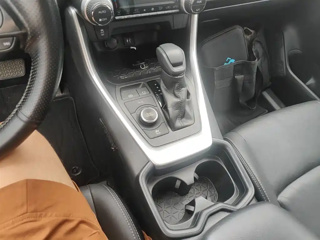 Toyota Wildlander 2020 Hybrid 2.5L E-CVT AWD Luxury Edition фото 14