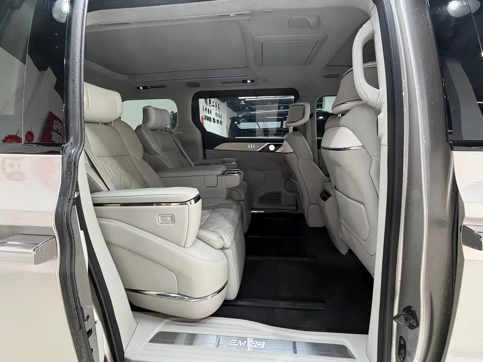 Фото 8 - Volvo EM90