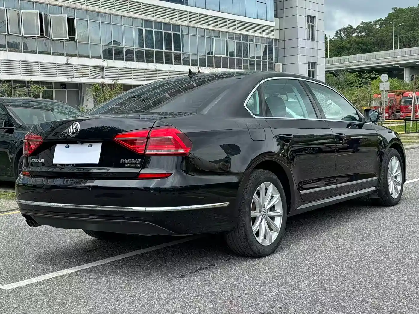 Volkswagen Passat 2017 280TSI DSG Prestige фото 16
