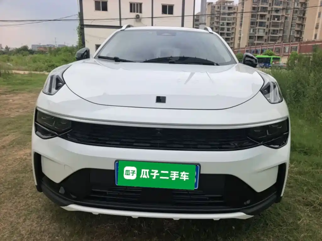 Фото 3 - Lynk & Co 01