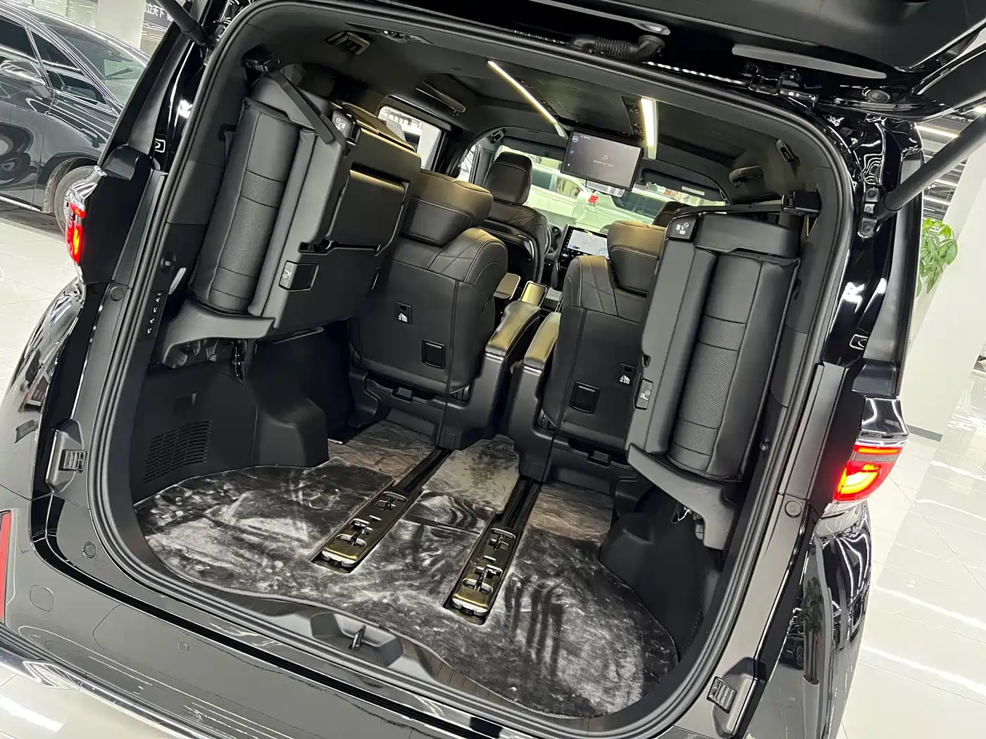 Toyota Vellfire 2024 Crown Hybrid 2.5L Executive Premium Edition фото 8