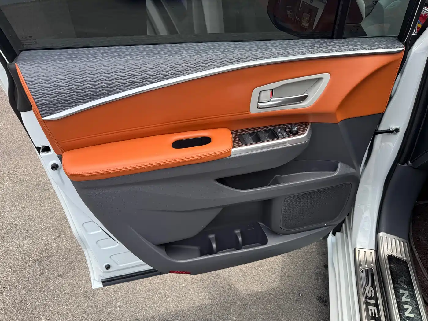 Toyota Sienna 2023 2.5L Hybrid Comfort Edition фото 10