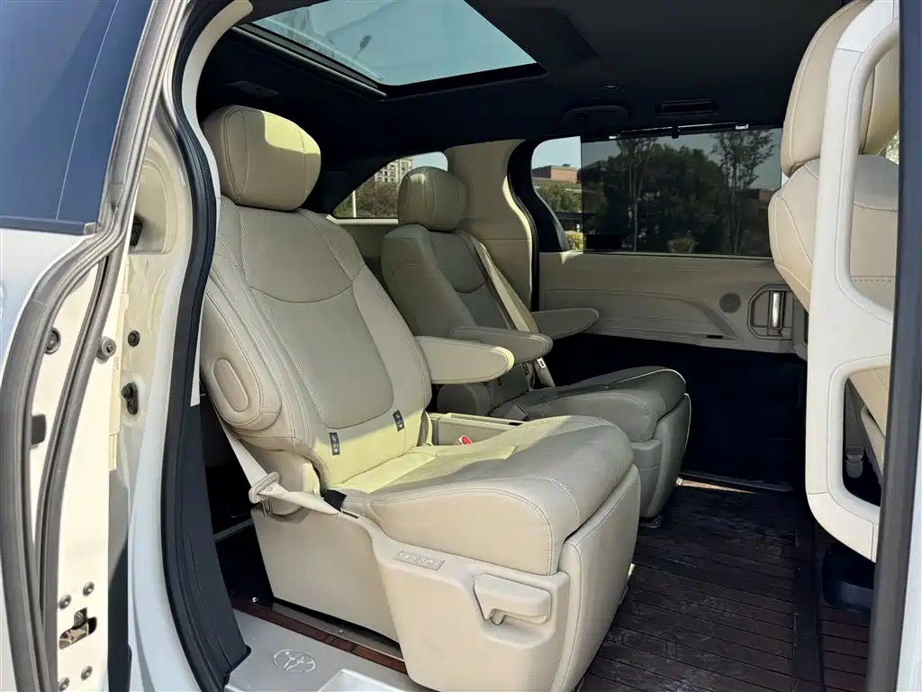 Фото 6 - Toyota Granvia