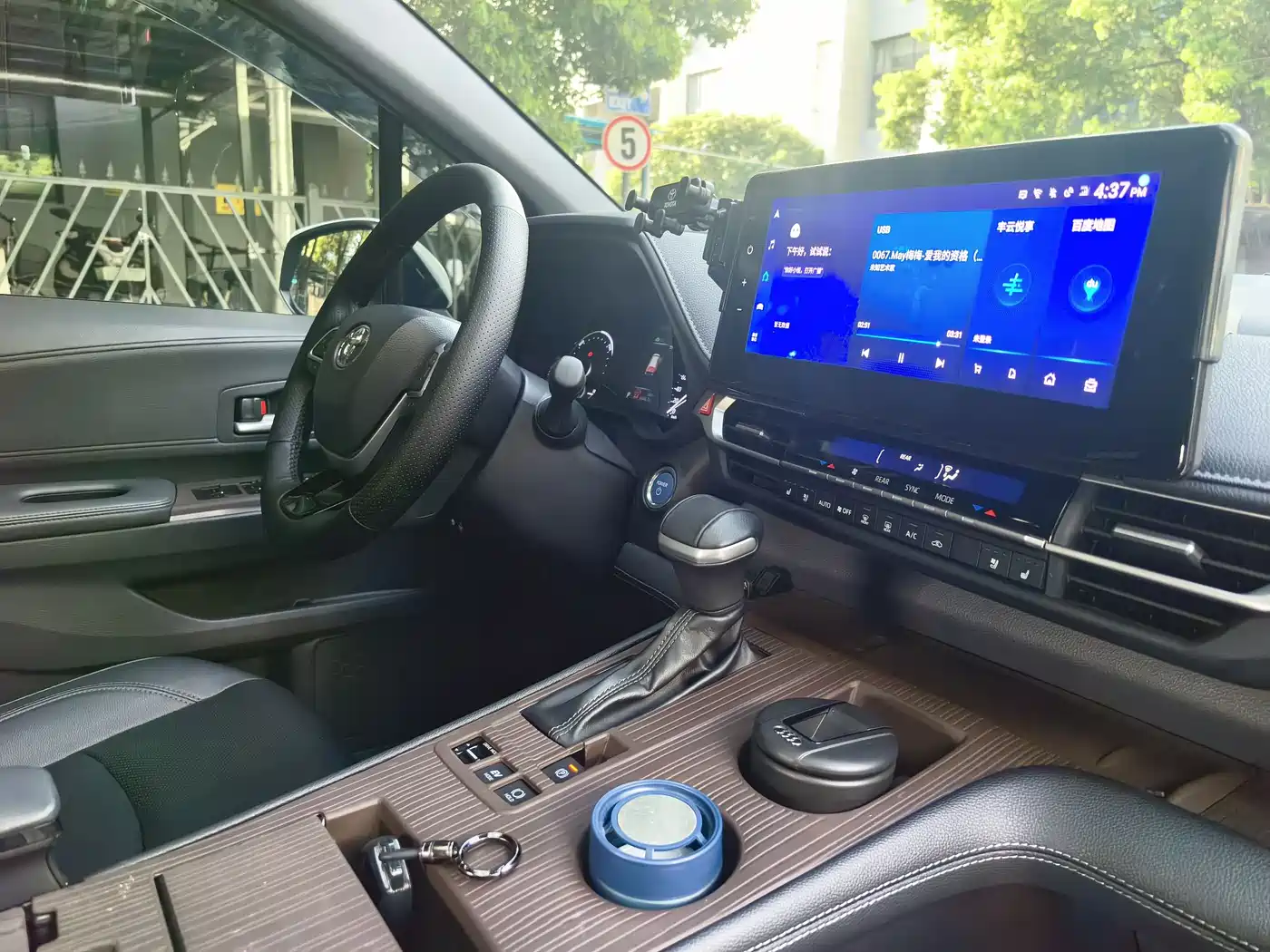 Toyota Sienna 2023 2.5L Hybrid Luxury Welfare Edition фото 10