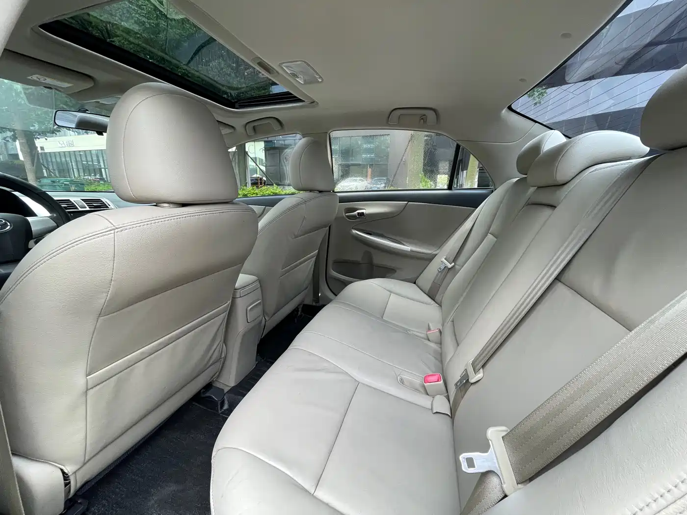 Toyota Corolla 2013 Special Edition 1.8L CVT Ultimate Cool GL-i фото 10