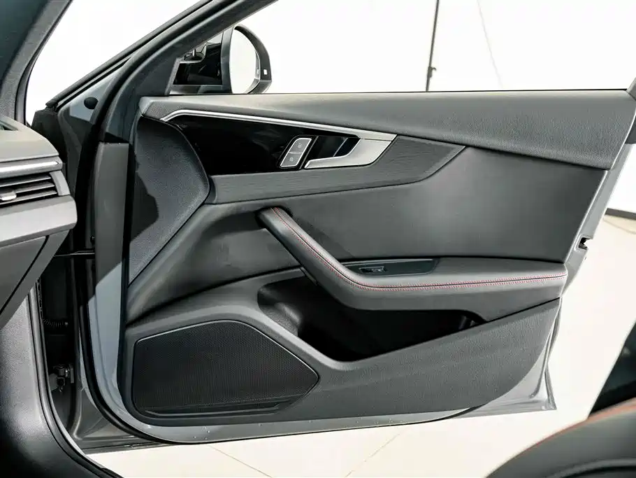 Фото 16 - Audi A4L