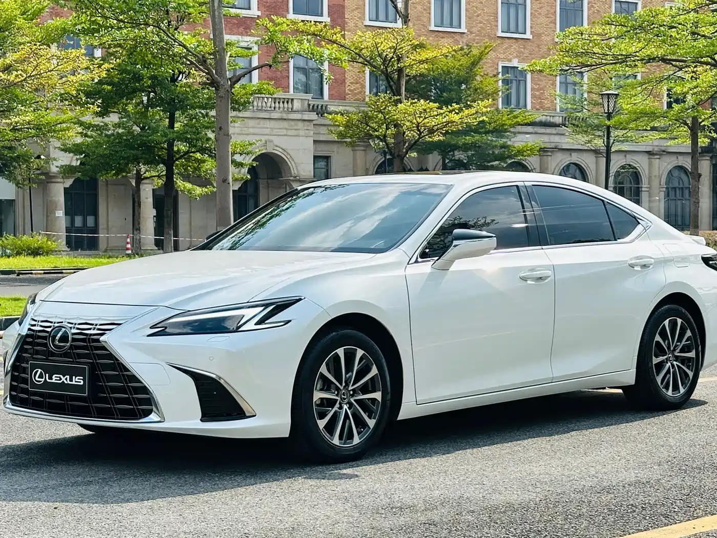 Lexus ES 2026 2025 300h Ultimate Edition