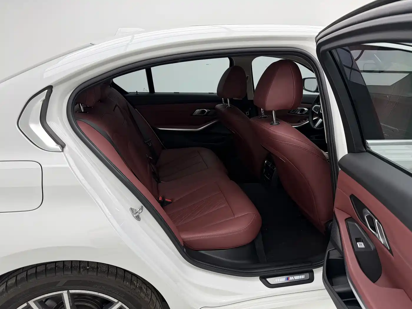 BMW 3 Series 2023 320Li M Sport Package фото 12