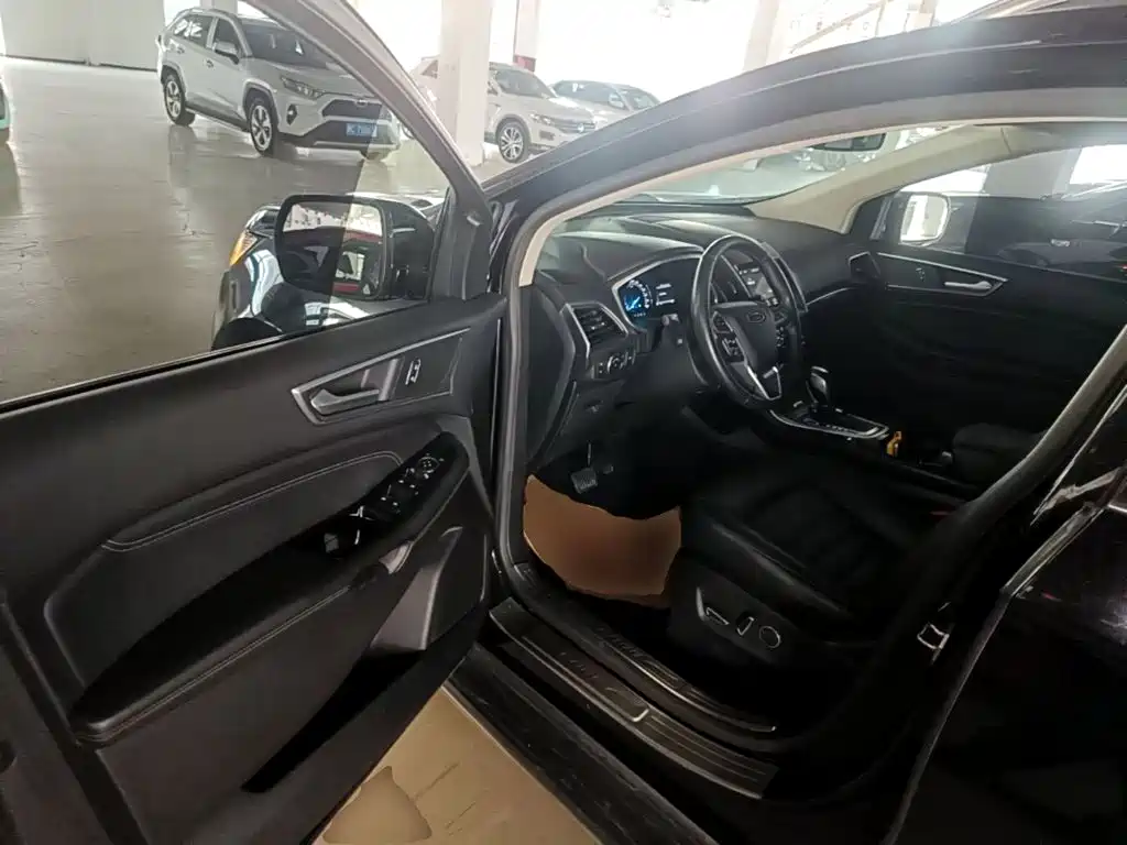 Фото 16 - Ford Edge