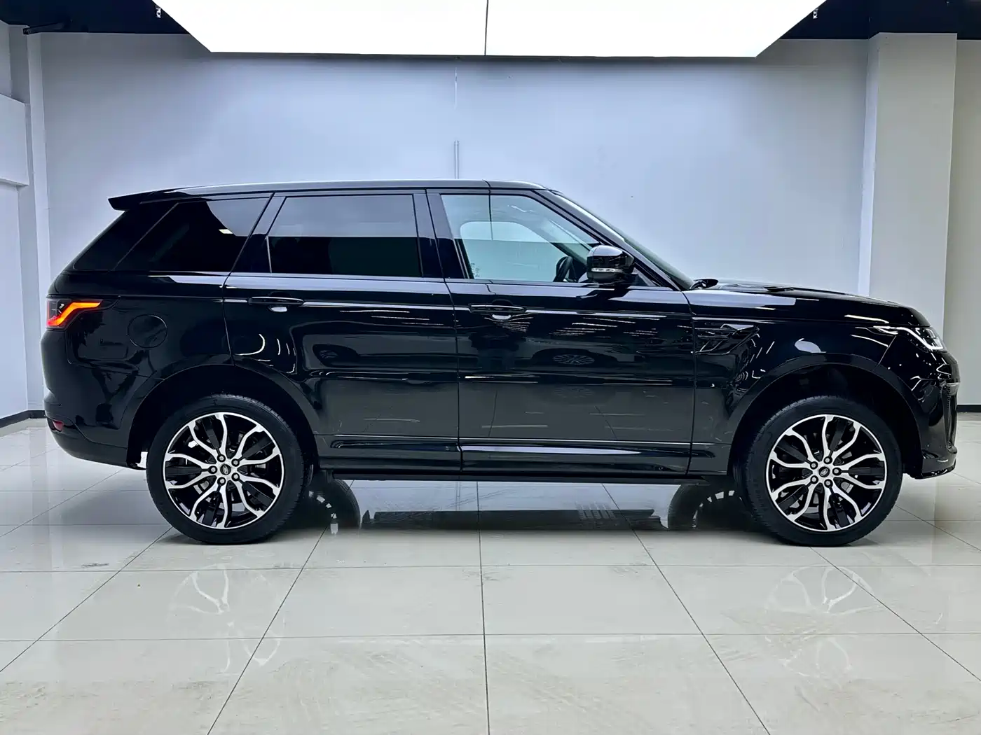 Land Rover Range Rover Sport 2016 Model 3.0 SC V6 SE фото 4