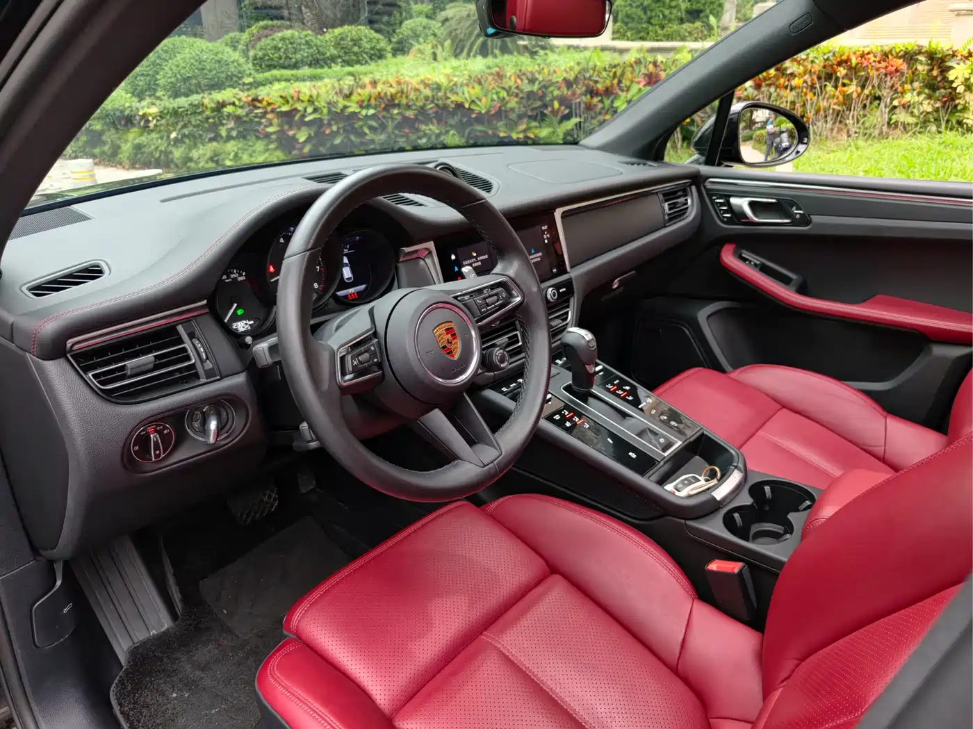 PORSCHE MACAN