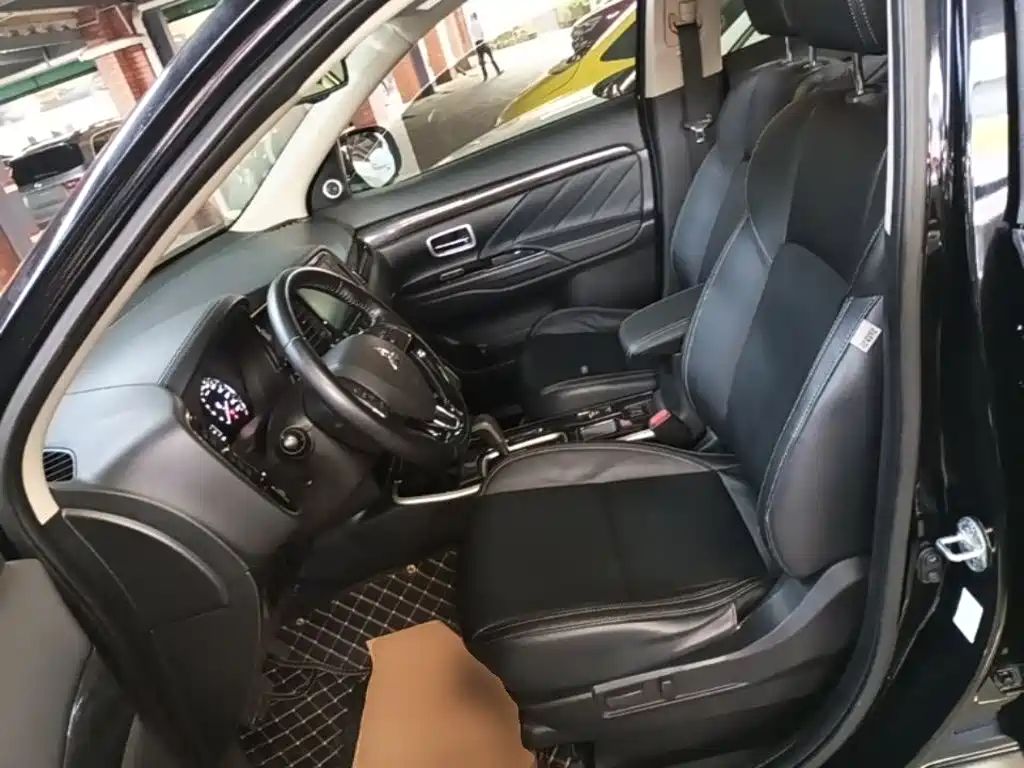 MITSUBISHI OUTLANDER