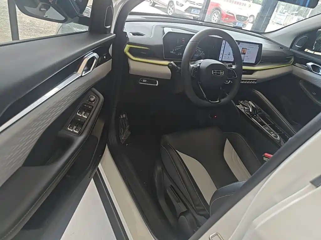 Фото 16 - Geely Coolray