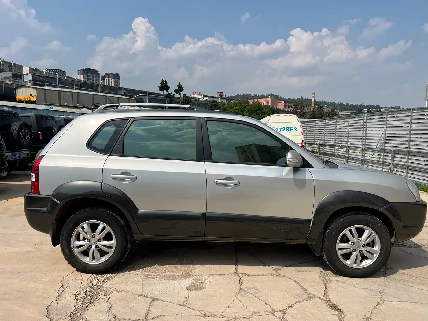 Hyundai Tucson 2009 2.0L Automatic 2WD Sunroof фото 12