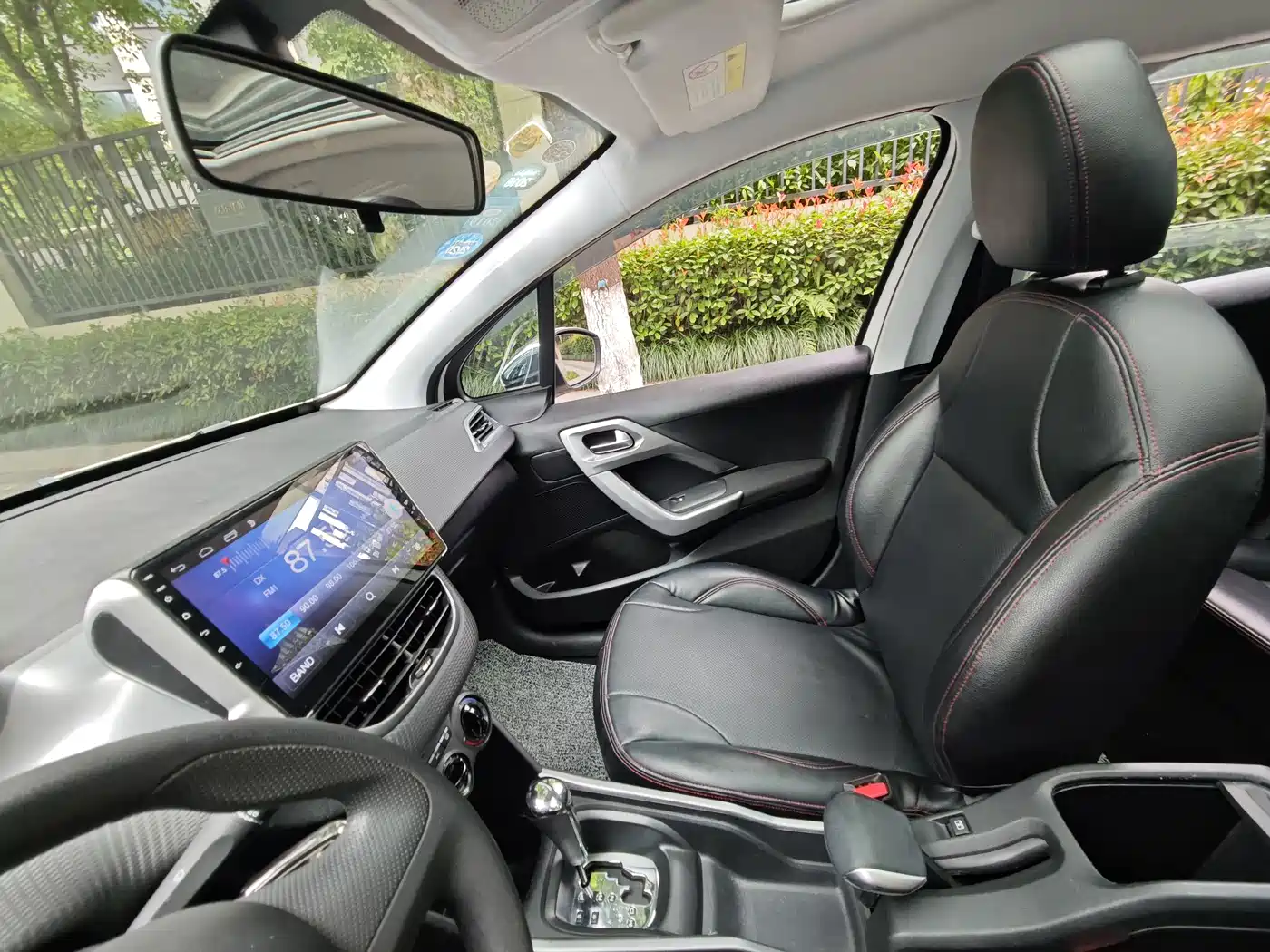 Peugeot 2008 2015 1.6L Automatic Cool Edition фото 10