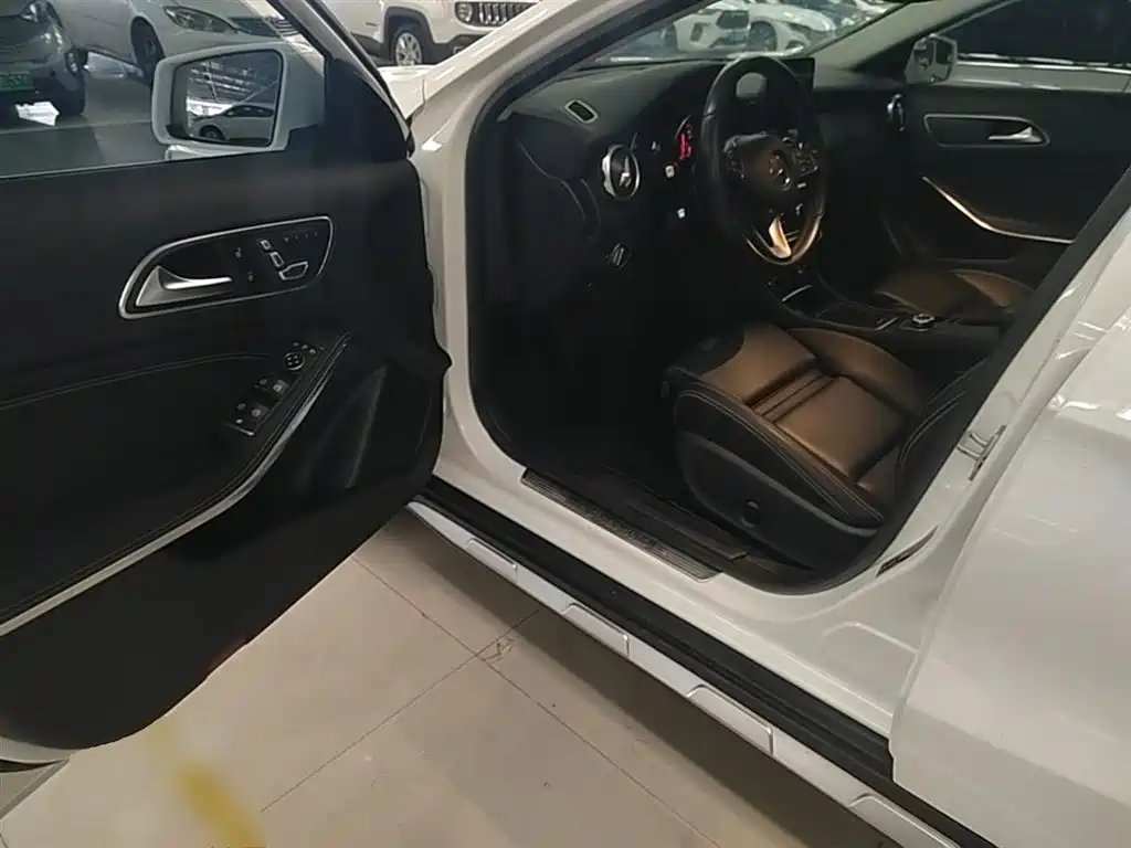 Mercedes-Benz GLA 2017 GLA 200 Fashion фото 16