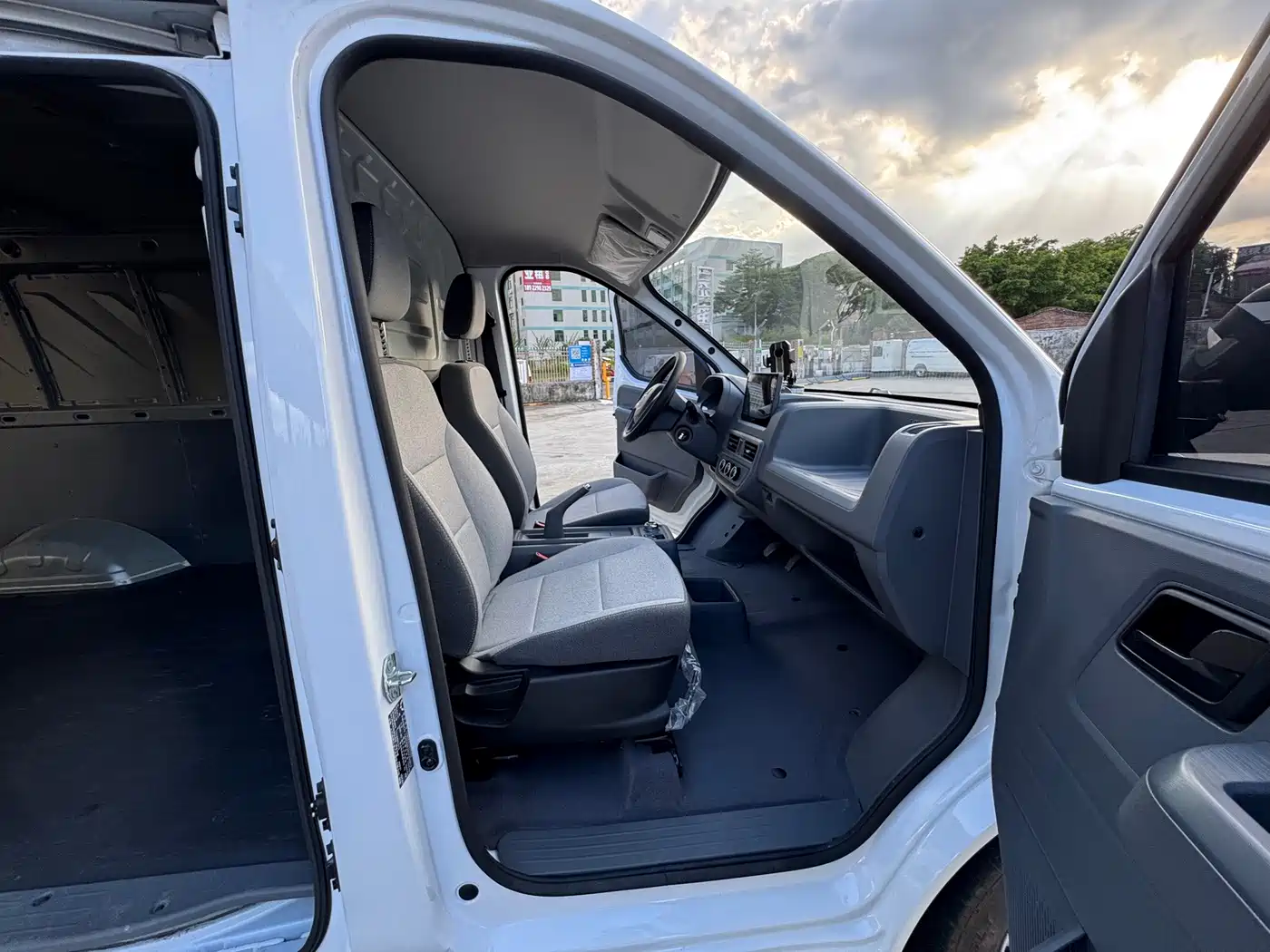 Wuling Motors Wuling Yangguang 2026 2024 Model 300km Comfort Enclosed Window Version 75kW