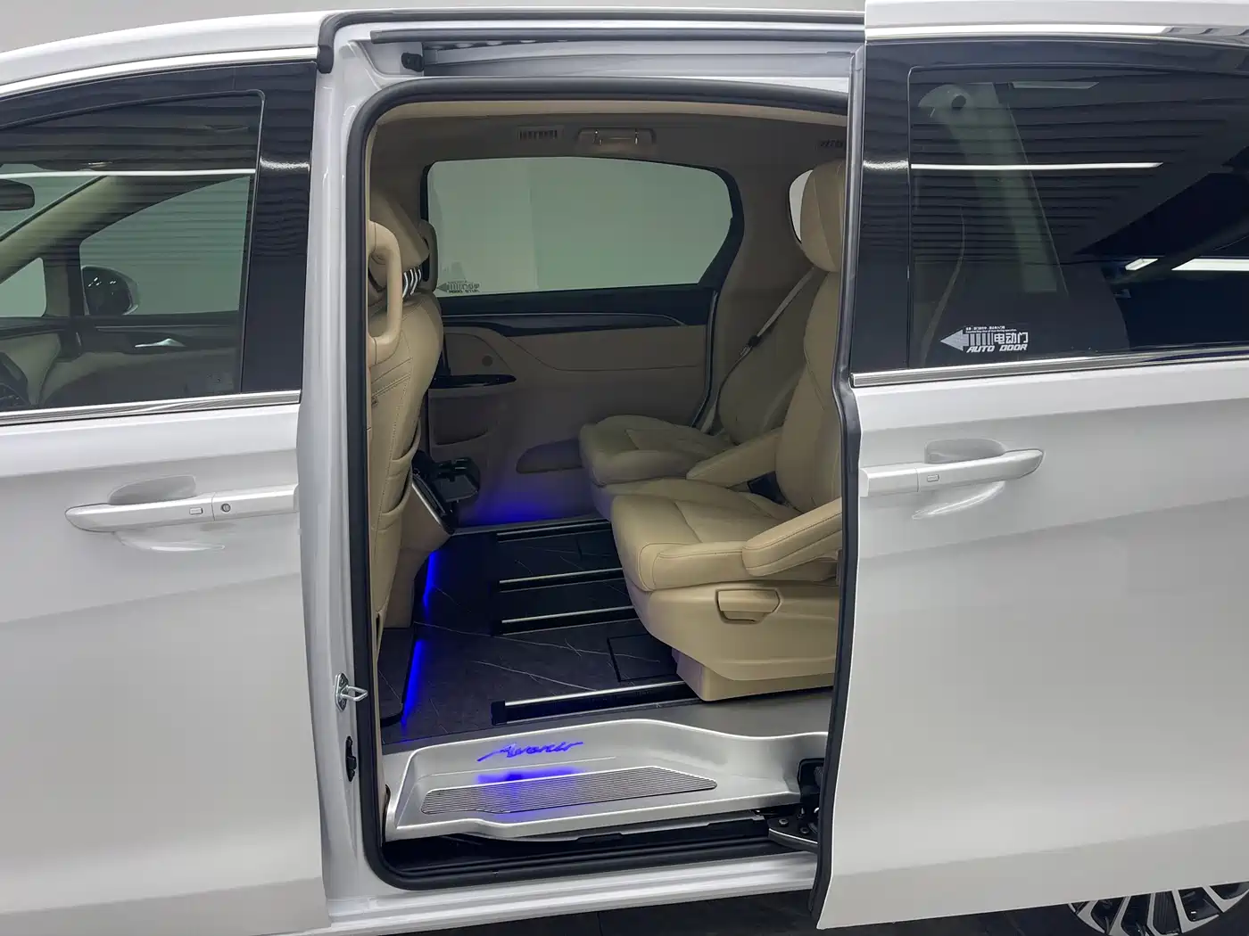 Buick GL8 New Energy 2025 Landprestige First Edition 7-Seater фото 17