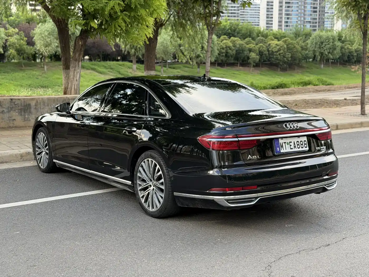 Photo 9 - Audi A8