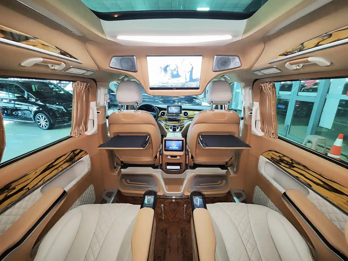 Mercedes-Benz V-Class 2018 V 260 L Premium Long Wheelbase Edition China VI фото 12