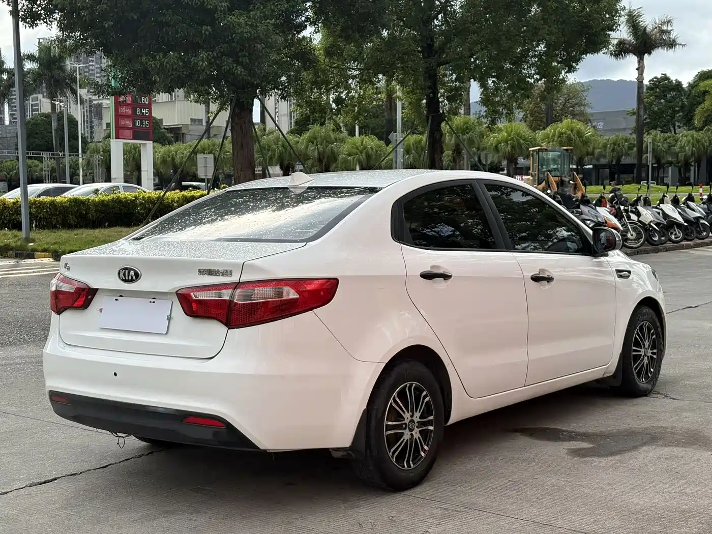 Kia K2 2013 2011 Sedan 1.4L AT GLS