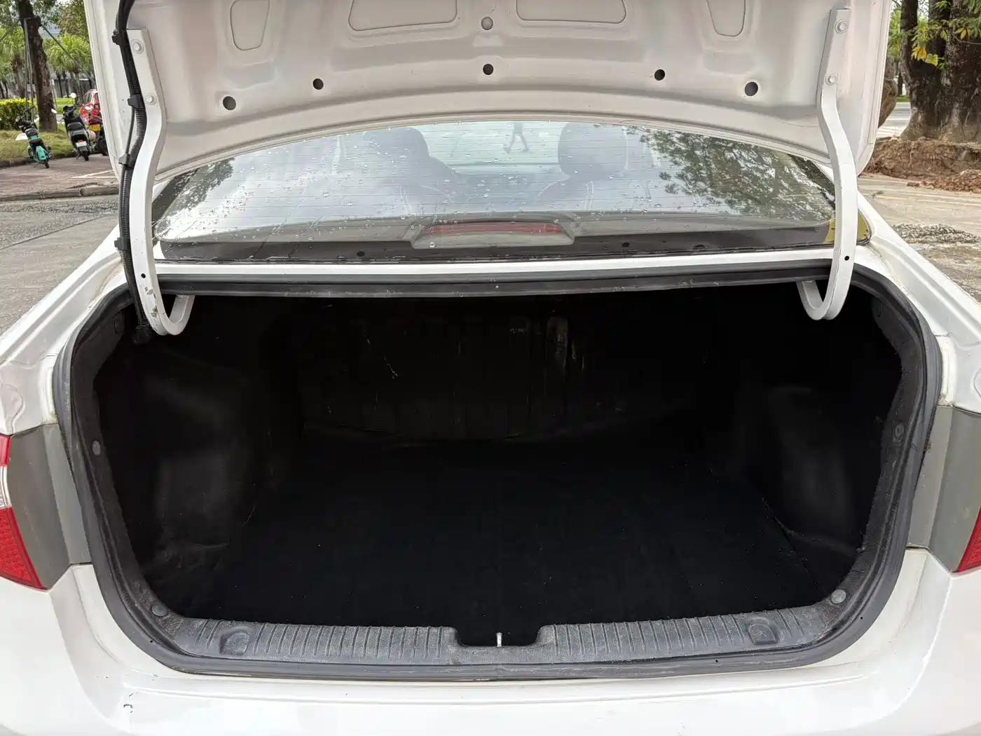 Kia K2 2013 2011 Sedan 1.4L AT GLS