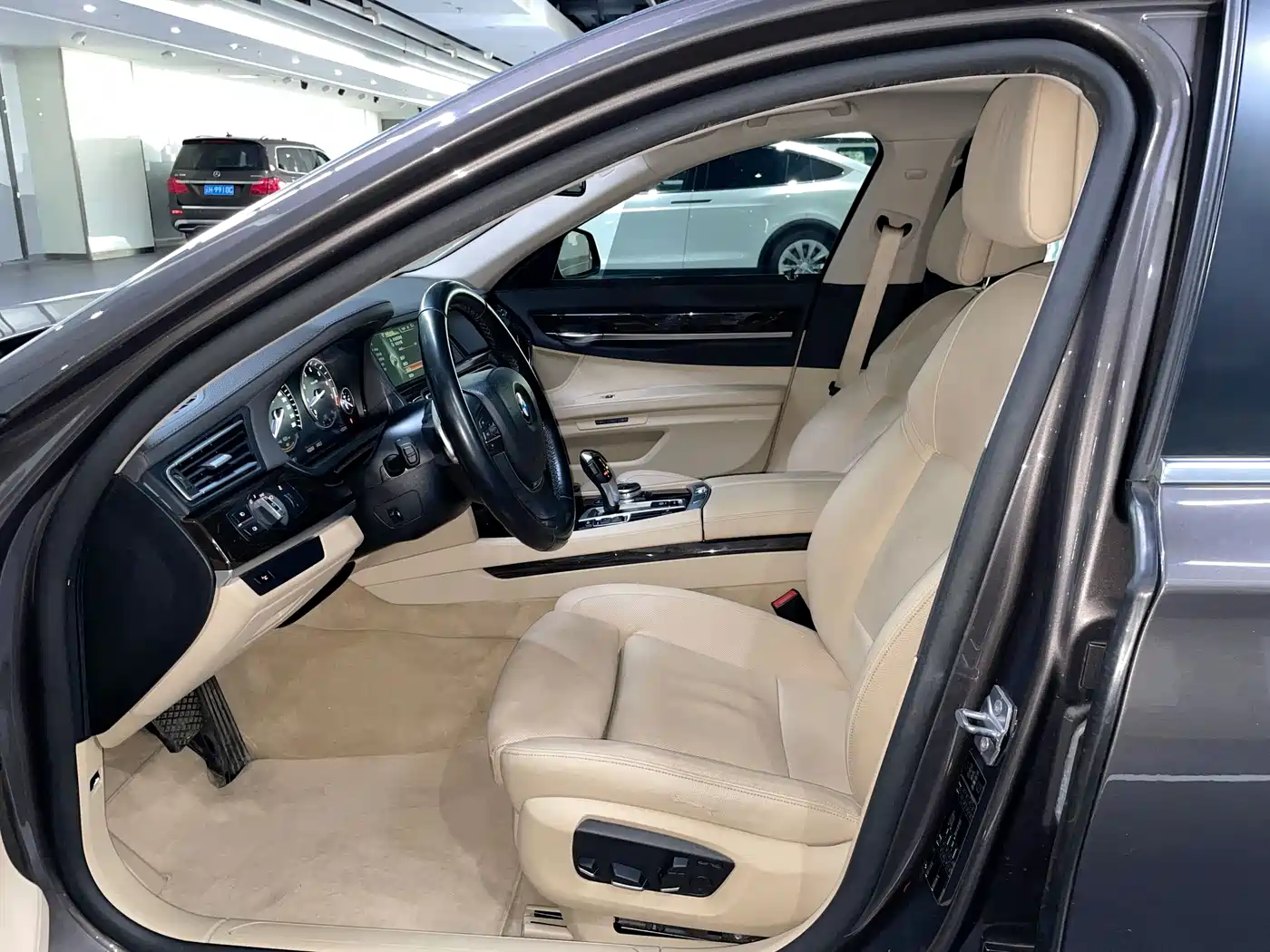 BMW 7 Series 2013 Model 740Li Leading фото 11