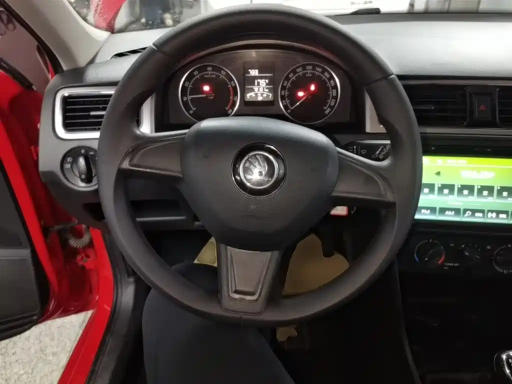 Škoda Skoda Rapid Spaceback 2016 Facelift 1.6L Manual Innovation Edition фото 11