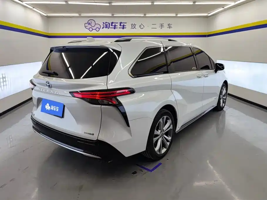 Toyota Sienna 2023 2.5L Hybrid Premium Edition фото 3