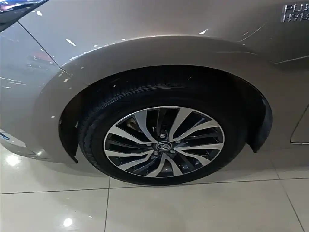 Toyota Corolla Twin Engine E+ 2019 1.8L E-CVT Luxury Edition фото 23