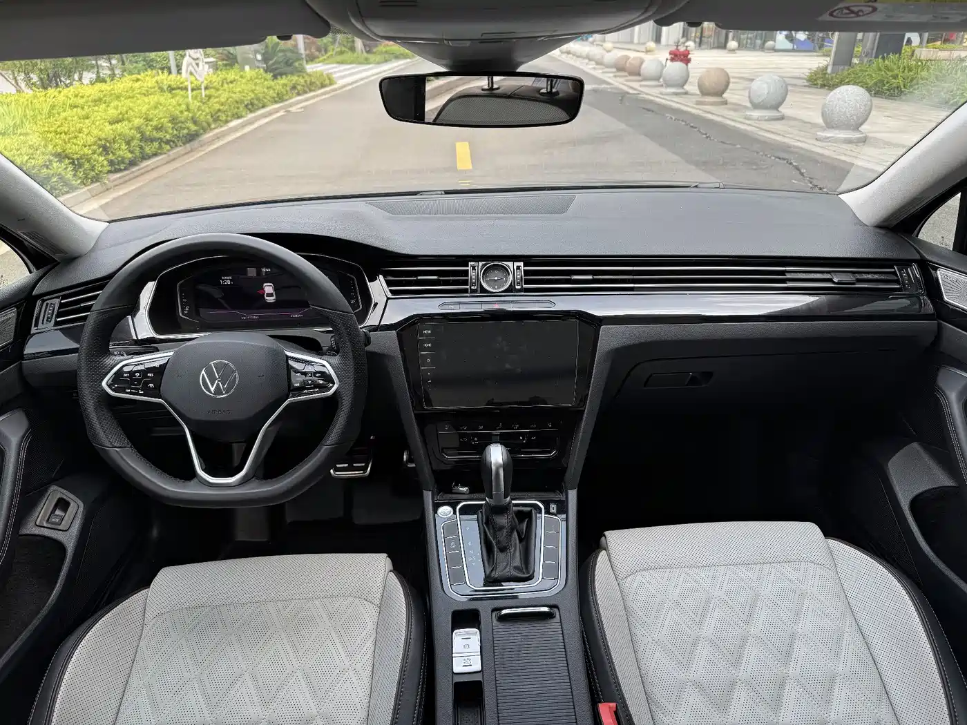 Volkswagen Magotan 2023 Model 2 Million Commemorative Edition 330TSI DSG Luxury фото 5