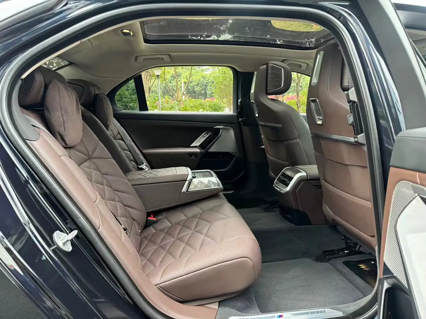 BMW 7 Series 2023 Model 740Li Leading M Sport Package фото 8