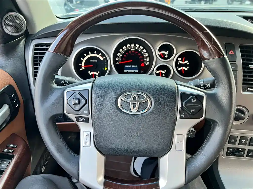Toyota Sequoia 2010 5.7 Platinum Edition фото 5