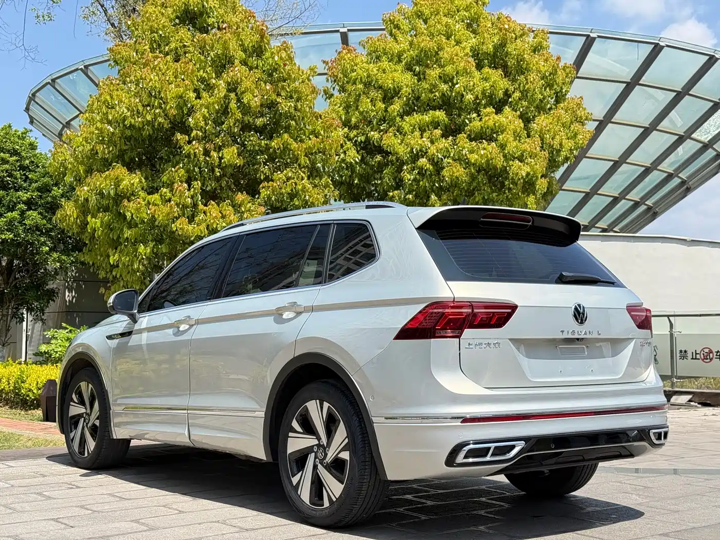 Volkswagen Tiguan L 2023 Facelift 330TSI Auto FWD R-Line Premium фото 6