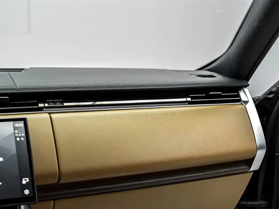 Land Rover Range Rover 2023 3.0 L6 360PS Golden Age Edition фото 24