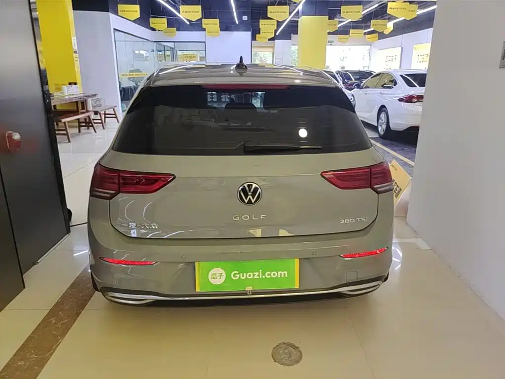 VOLKSWAGEN GOLF