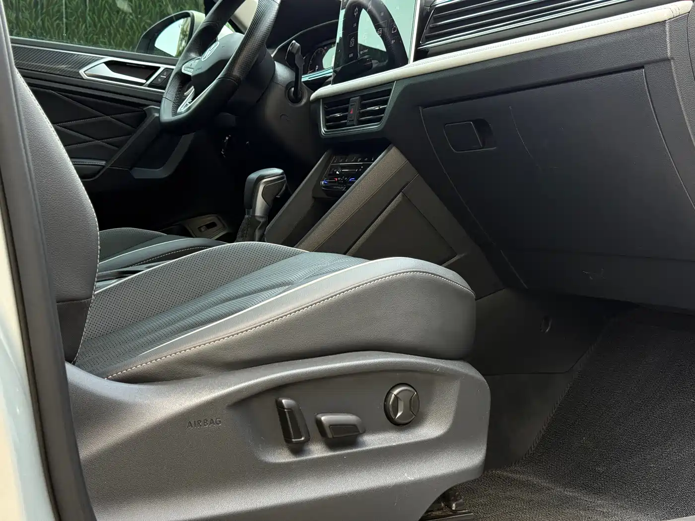 Volkswagen Tiguan L 2023 Facelift 330TSI Auto FWD R-Line Premium фото 36