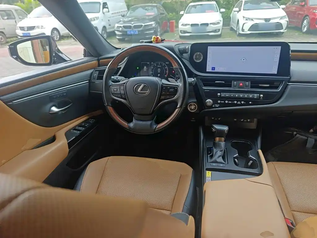 Фото 11 - Lexus ES