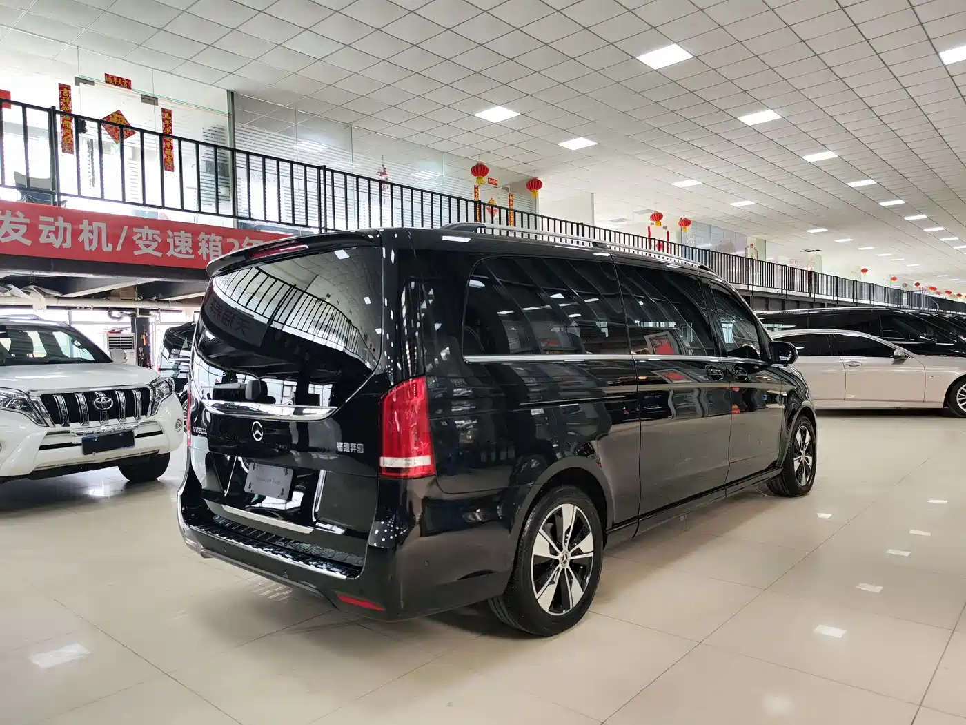 Mercedes-Benz V-Class 2021 V 260 L Long Wheelbase Premium Edition фото 31