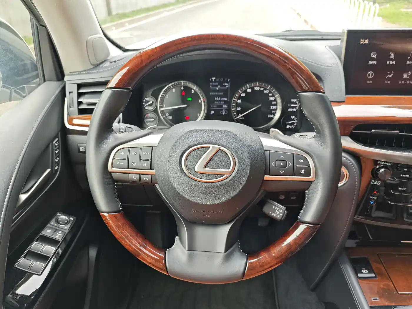 Lexus LX 2016 570 Dynamic Luxury Edition фото 10