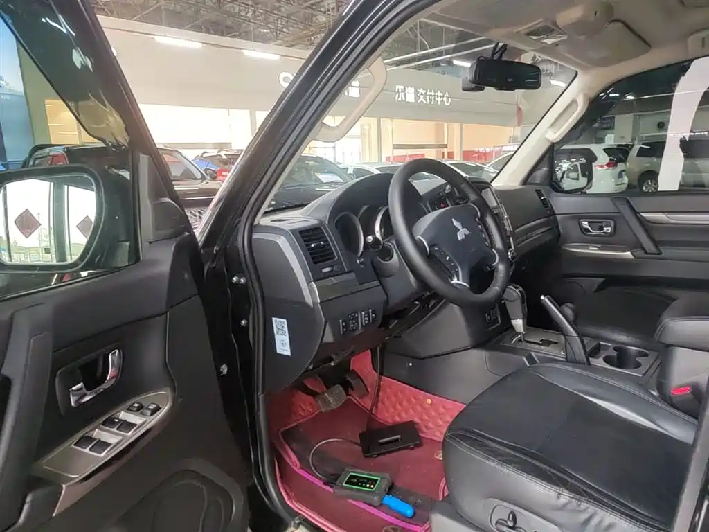 Mitsubishi Pajero (Import) 2016 3.0L Automatic Premium (China V) фото 16