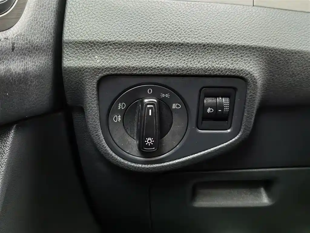 Volkswagen Golf Sportsvan 2016 1.6L Automatic Comfort фото 21